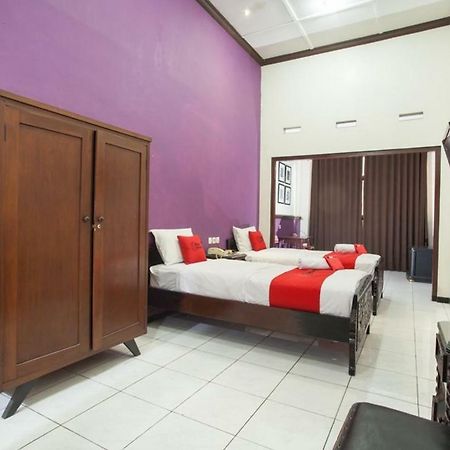 Отель Reddoorz @ Urip Sumoharjo Сурабая Экстерьер фото