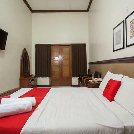 Отель Reddoorz @ Urip Sumoharjo Сурабая Экстерьер фото