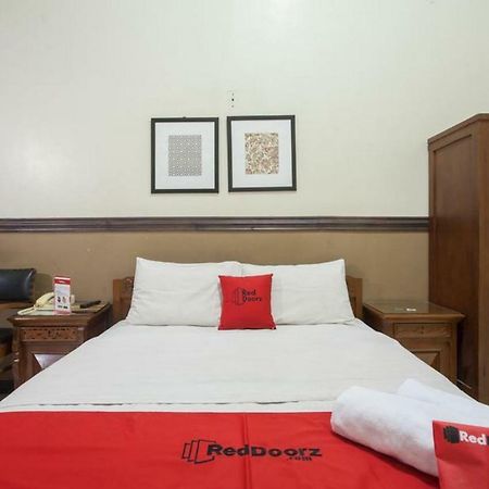 Отель Reddoorz @ Urip Sumoharjo Сурабая Экстерьер фото