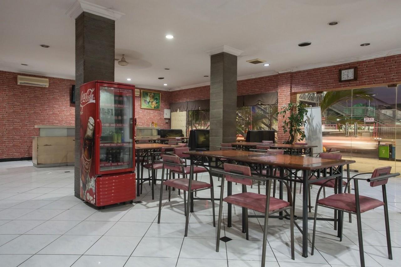 Отель Reddoorz @ Urip Sumoharjo Сурабая Экстерьер фото