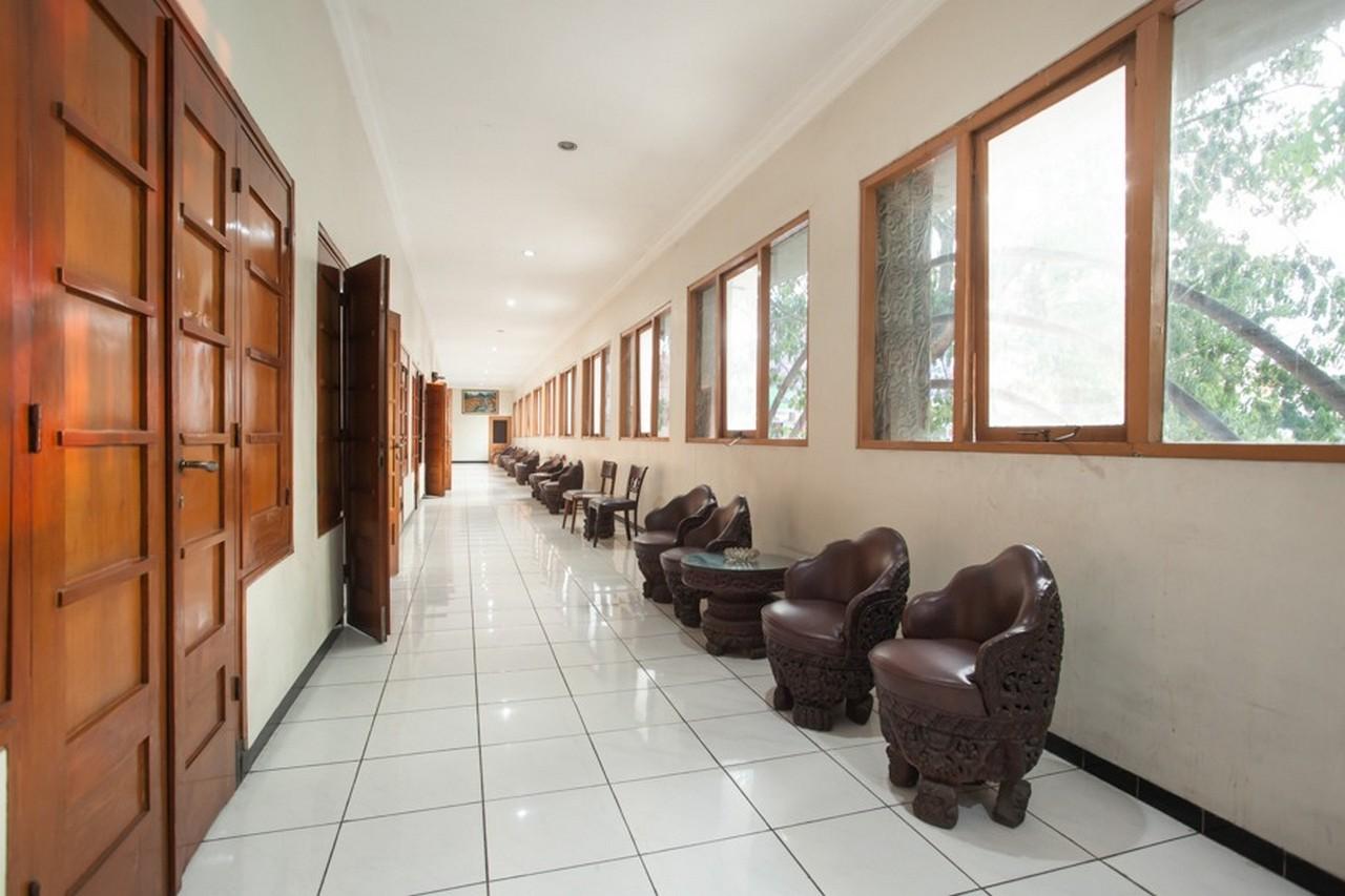 Отель Reddoorz @ Urip Sumoharjo Сурабая Экстерьер фото