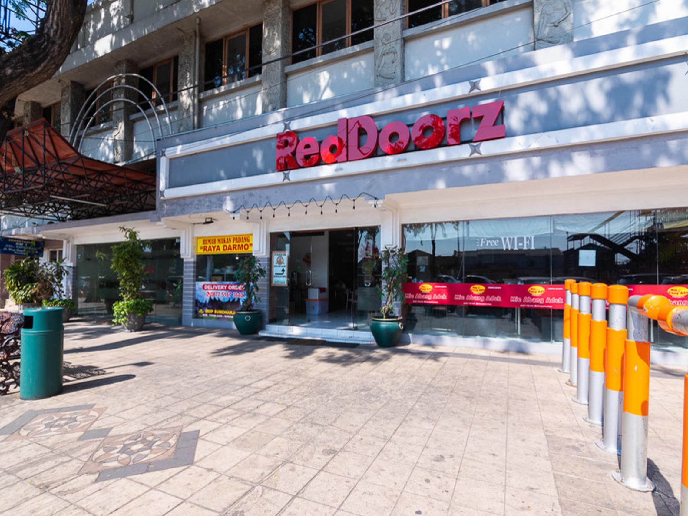 Отель Reddoorz @ Urip Sumoharjo Сурабая Экстерьер фото