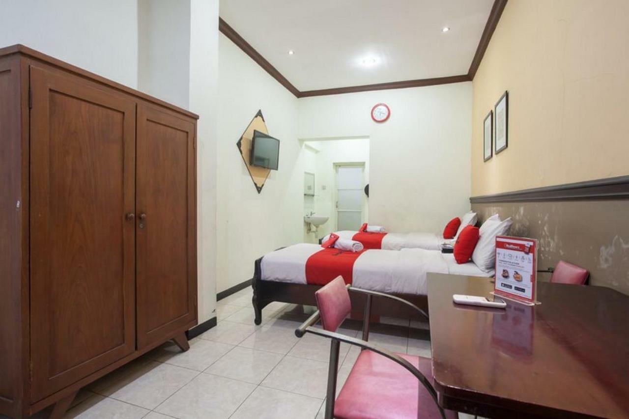 Отель Reddoorz @ Urip Sumoharjo Сурабая Экстерьер фото
