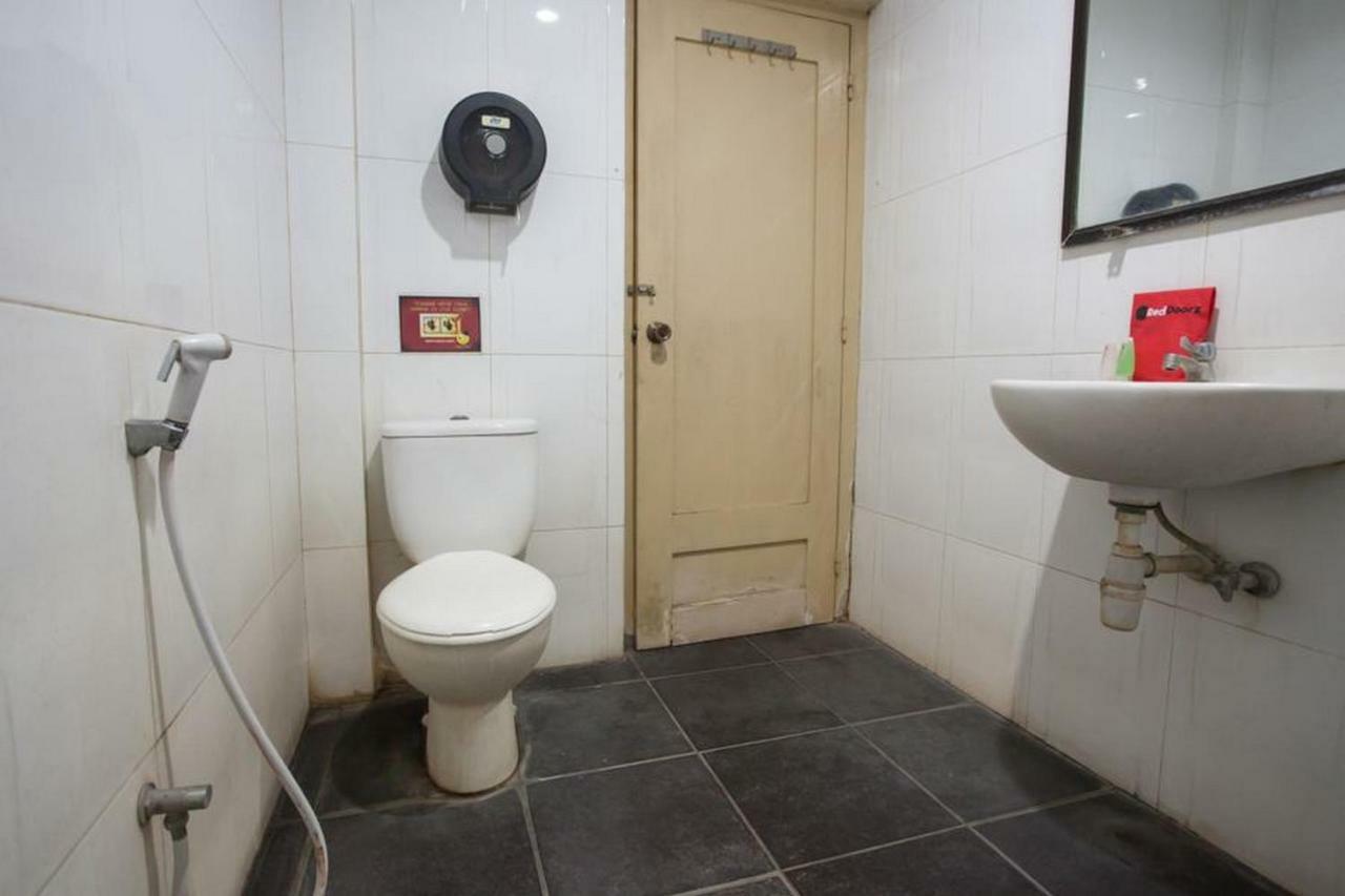Отель Reddoorz @ Urip Sumoharjo Сурабая Экстерьер фото