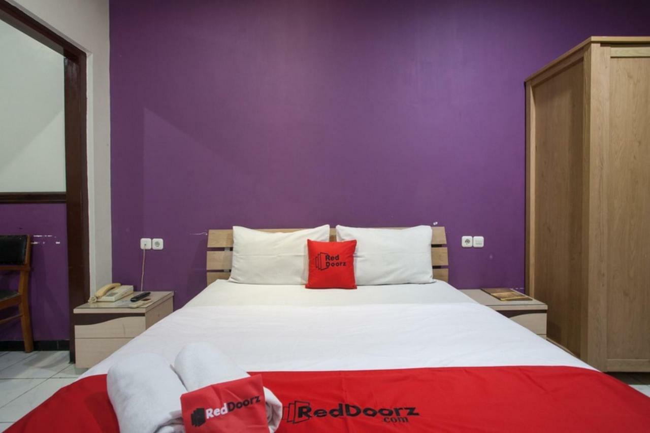 Отель Reddoorz @ Urip Sumoharjo Сурабая Экстерьер фото
