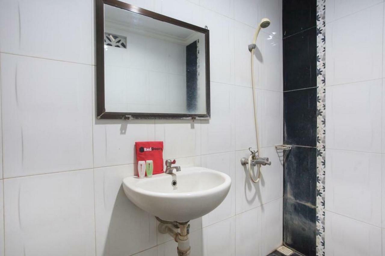 Отель Reddoorz @ Urip Sumoharjo Сурабая Экстерьер фото