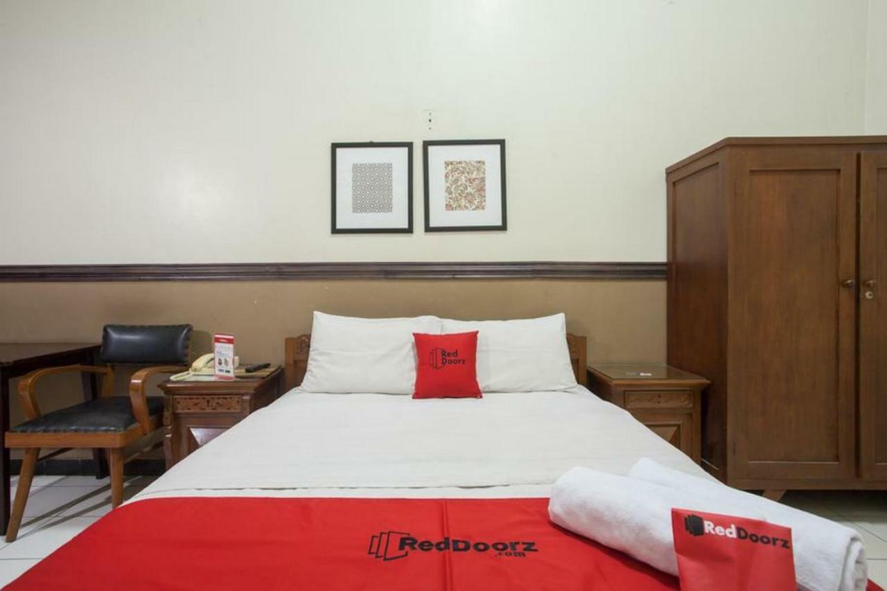 Отель Reddoorz @ Urip Sumoharjo Сурабая Экстерьер фото