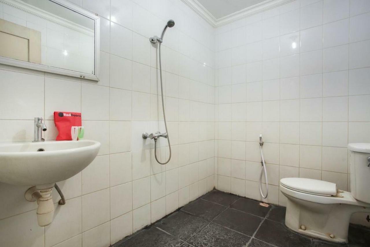 Отель Reddoorz @ Urip Sumoharjo Сурабая Экстерьер фото