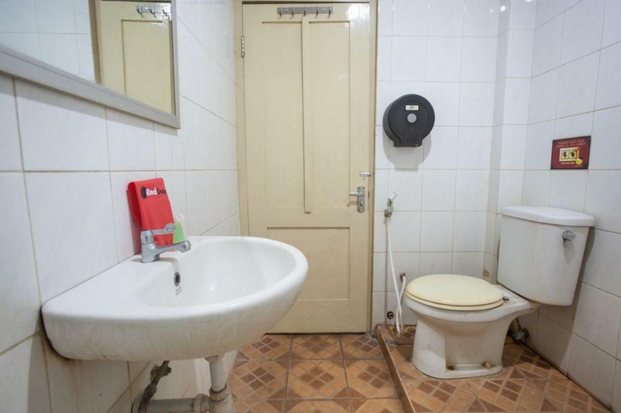 Отель Reddoorz @ Urip Sumoharjo Сурабая Экстерьер фото